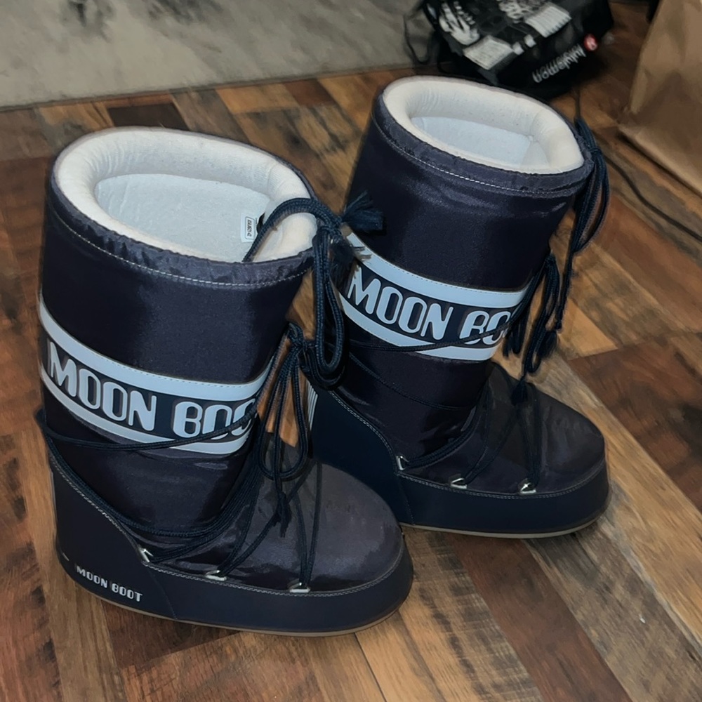 Unisex Moonboots | Mens 11.5 US | Women’s 13 US